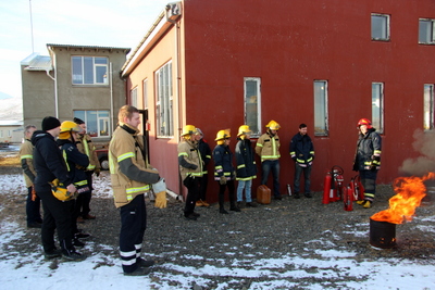Hópurinn við Slökkvistöðina. Mynd:FE