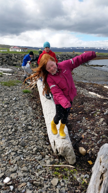 Náttúrubörn í fjöruferð. Mynd: Náttúrubarnaskólinn.