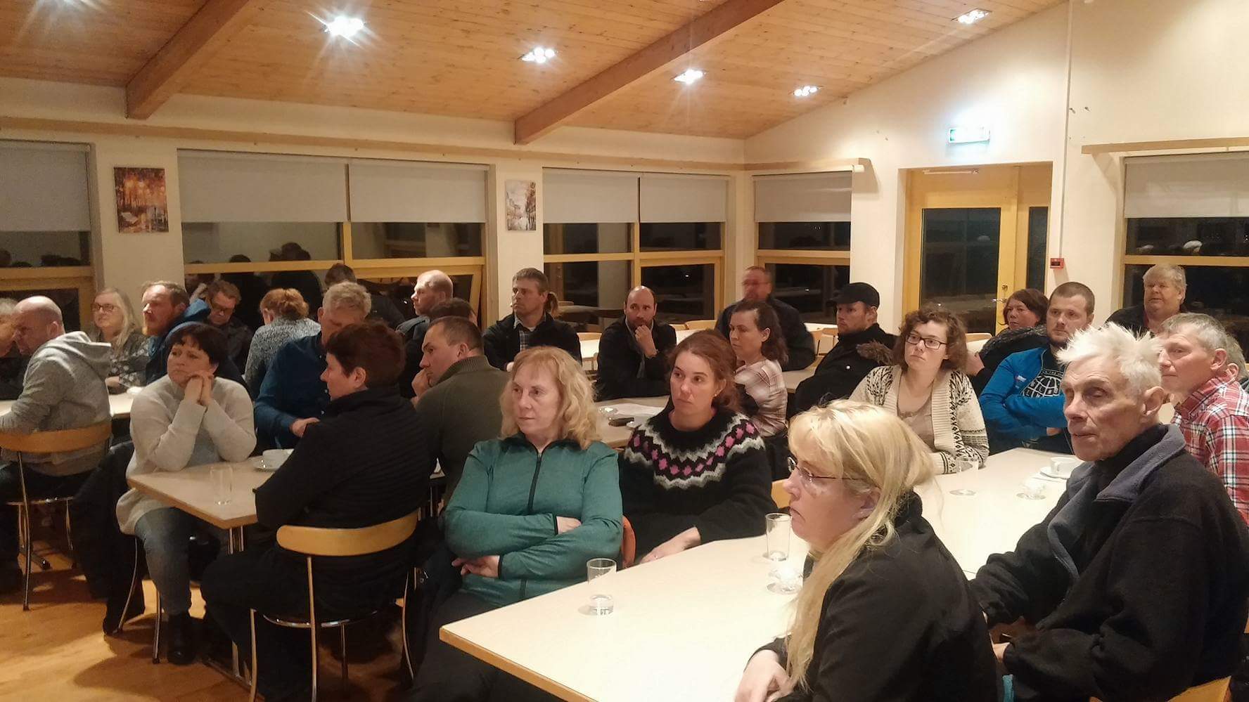 Þétt setinn salur Ljósheima. Mynd: Ástþór Örn Árnason.
