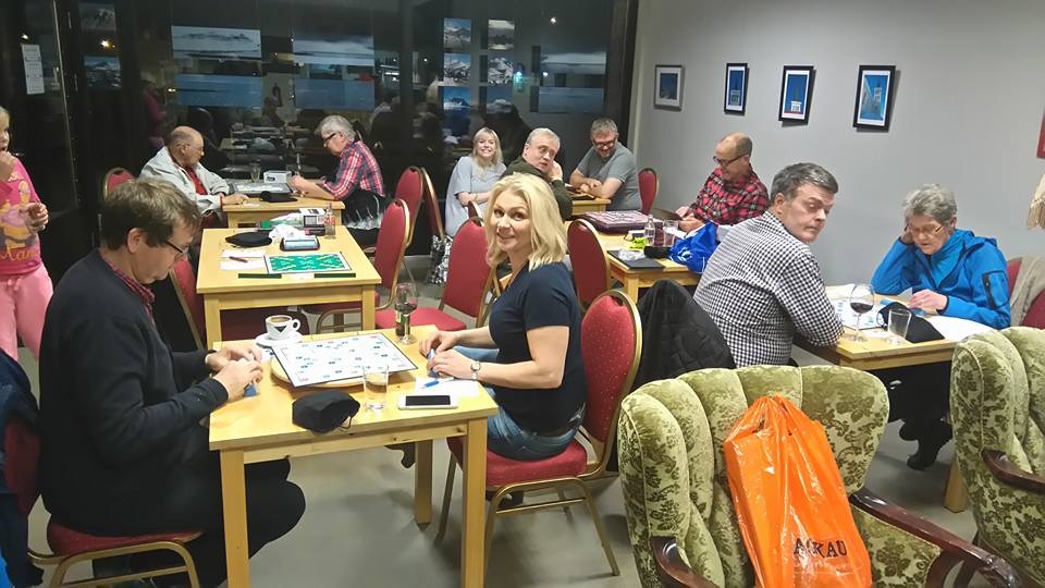 Opna rökkurmótið í skrafli fór fram í Sögumiðstöðinni í Grundarfirði þ. 16. október. Það var vel sótt bæði af heimafólki og utanbæjarkempum. Mynd af Facebook síðu Skraflfélags Íslands.