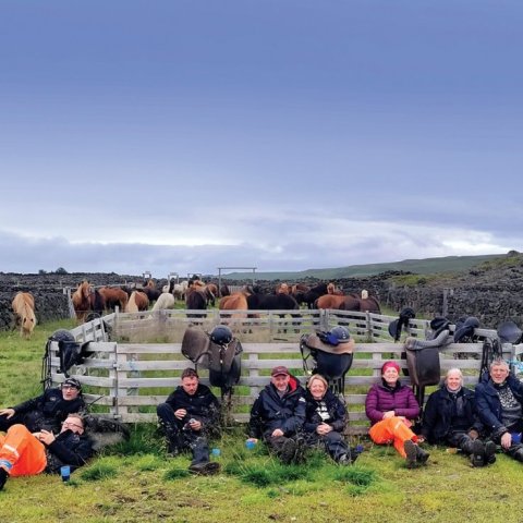 Áð í Hraunsrétt.Frá vinstri, Elli í Ási, Óli á Kálfsstöðum,  Valberg á Stóra Vatnshorni, Gísli og Mette Þúfum. Systa á Kálfsstöðum og Bryndís og Gústi á Ytra Skörðugili.jpg