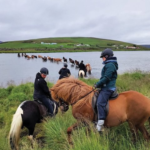 Laxá þveruð. Múlabæir, Grímshús og Helluland sunnan ár.