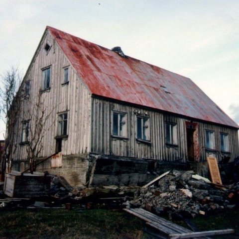 Gamla timburhúsið í Ási í Hegranesi. Myndin er tekin 1988. 