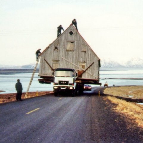 Húsið flutt frá Ási. Keyrt var Blönduhlíð til suðurs og Langholt til norðurs að Glaumbæ.  