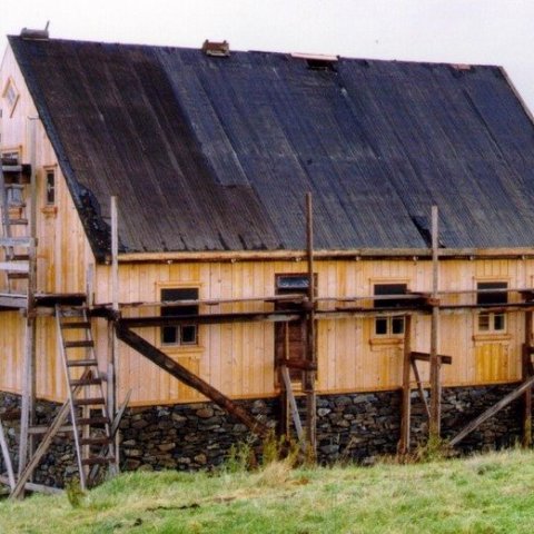 Áshús komið í Glaumbæ. Allt húsið var metið, haldið í þá viði sem stóðu enn fyrir sínu, nýjum viðum splæst í þar sem þurfti. Klæðninguna þurfti að mestu að endurnýja, nema að austan. 