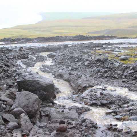 Flóðið kemur úr Fagranesskriðum sem eru þekktar fyrir aurflóð sem gjarna fara af stað eftir miklar rigningar. 