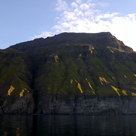 Stóllinn er ekki árennilegur að austan. Tröllagreiða trónir á toppnum fyrir miðri mynd.