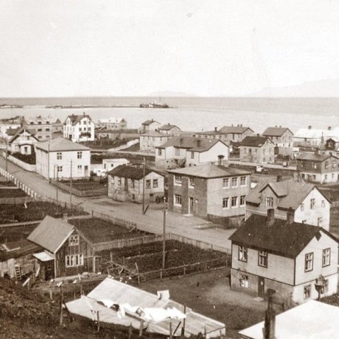 Bifröst um 1942 – búið að klæða húsið, viðbyggingar vestan við húsið.  MYND: HSk