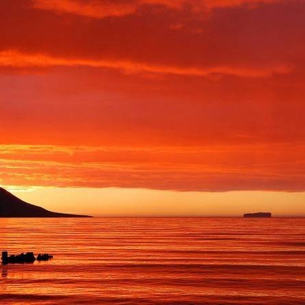 Margar myndir hafa verðið teknar út Skagafjörðinn með Ernuna í forgrunni sem þykir mikil prýði af. Það sem þykir toppa myndefnið er sólarlagið og sú litadýrð sem því fylgir og punkturinn yfir I-ið hlýtur að vera veiðimaður sem rennir fyrir fisk. Mynd: Óli