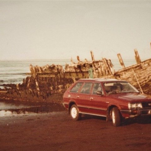 Snemma þótti gaman að mynda í fjörunni og hafa Ernuna með. Það gerði Óli Þór Ásmundsson á vordögum 1985 og hafði sinn eðalbíl í forgrunni.