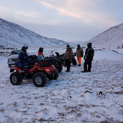 Í upphafi leiðangursins, á túninu rétt neðan við bæinn í Gautsdal.