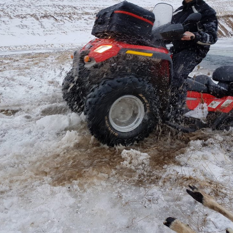 Þó nokkrar torfærur voru á leiðinni og er Þorbergur Gíslason að glíma við eina hér.