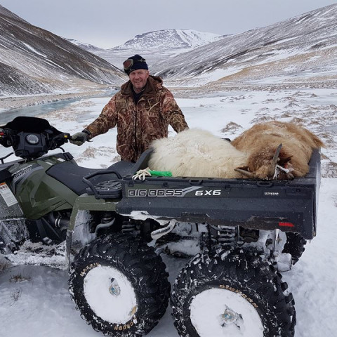 Birgir Hauksson bóndi í Valagerði. Myndin er tekin til norðurs, út Víðidal. Sandfell efst fyrir miðri mynd og rétt glittir í Molduxann til vinstri.