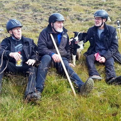 Áð í hlíðum Glóðafeykis. Hundurinn sjóndapri fylgir eiganda sínum.