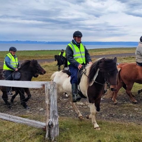 Merete og Steinn á Hrauni og Halldóra í Ketu ríða af stað í göngur.