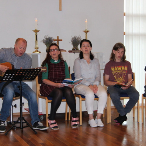 Sungið og spilað á helgistund. Gunnar, Þórey, Anna Hulda og tvíburarnir Júlíus og Tryggvi.