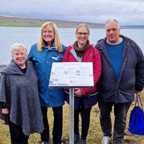 Þorleifur Karl Eggertsson oddviti sveitarstjórnar veitti skiltinu viðtöku fyrir hönd sveitarfélagsins. Með honum á myndinni eru frá vinstri: Cathy Josephson (formaður Vesturfaramiðstöðvar Austurlands á Vopnafirði og Icelandic Roots teymisins á Íslandi), S