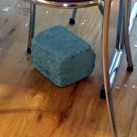 Stór hnullungur var notaður til að brjóta glugga á suðurdyrum Ljósheima. Mynd: ÞJ
