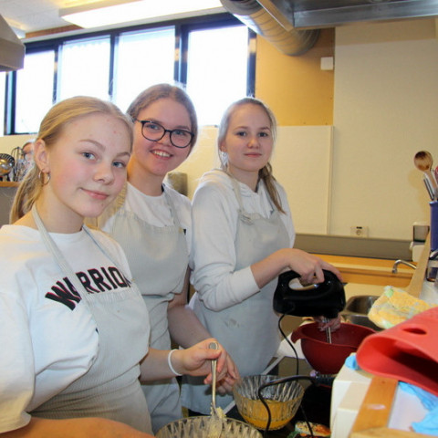 2.	Annað sætið hlutu þær Birta Líf Hauksdóttir, Bjarney Lind Hjartardóttir og Birgitta Björt Pétursdóttir en þær elduðu lambakórónu með bernaise.