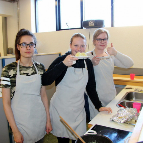 3.	Þær Sólrún Petra Halldórsdóttir, Eyvör Pálsdóttir og Margrét Kristjánsdóttir kræktu í þriðja sætið með beikonvafða kjúklingabringu.