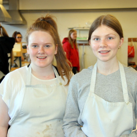 5.	Þessar flottu stelpur, Ragnheiður Ólafsdóttir og Heiðrún Ýr Stefánsdóttir, voru tvær í liði og útbjuggu þær kjúklingatófú í skálum úr tortillakökum.