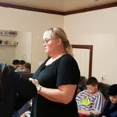 Inga Dóra sýningarstjóri tékkar á hlutunum.