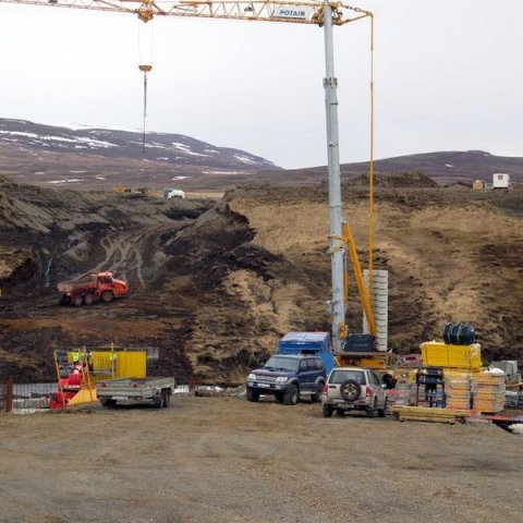 20. apríl. Horft í suðaustur við upphaf brúargerðar. Mikil ósköp af jarðvegi fjarlægð á suðurbakkanum. Refsborgin t.h. í 288 m.y.s.