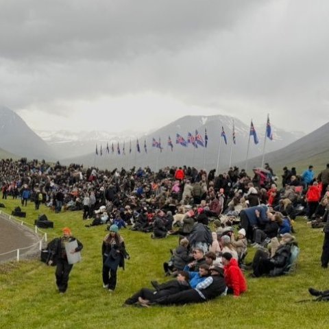 Brekkan full af folki.jpeg