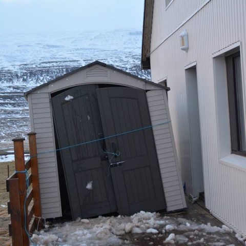 Þessi geymsluskúr á Lýtingsstöðum skemmdist í óveðrinu.