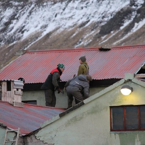 Unnið að þakviðgerðum í Sólheimagerði í Blönduhlíð.