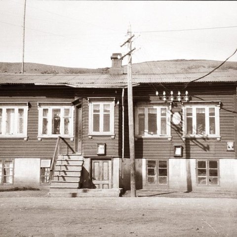 Aðalgata 11, Landsímastöðin á Sauðárkróki. Síminn tengdur í húsið haustið 1906. Gengið inn á símstöðina frá götunni, tröppurnr stóðu frá húsinu út á götu. Í kjallara var Verslunin Drangey. Svona var húsið upphaflega byggt 1904, síðar (1934) var byggð hæð 