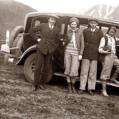 Skemmtiferð, þrjú börn Péturs á Stöðinni og vinkona, f.v. Pálmi Sigurgeir P. Sighvats (f. 1904), Hulda Gísladóttir (Ólafssonar), Þórður P. Sighvats (f. 1909) og Ragnhildur Guðrún P. Sighvats (Lóa) (f. 1912). Myndin líklega tekin sumarið 1931.   MYND Í EIN