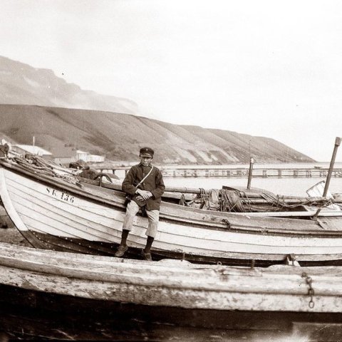 Mjór er mikils vísir. Sighvatur P. Sighvats (f. 1915), yngsta barn þeirra hjóna Péturs og Rósu á Stöðinni. Hann var lengst af sjómaður og einnig í línuflokki Landssímans undir stjórn Þórðar bróður hans. Sighvatur kvæntist og eignaðist 9 börn með konu sinn