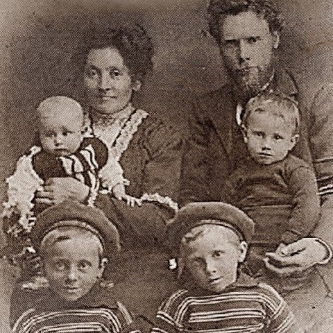 Hjónin Rósa Daníelsdóttir og Pétur Sighvats með fjögur elstu börnin sín. Neðst f.v. Gunnar og Pálmi, Þórður í fangi Rósu og Ragnar Sighvatur (dó ungur).   Myndin líklega tekin 1910. MYND ÚR EINKAEIGU