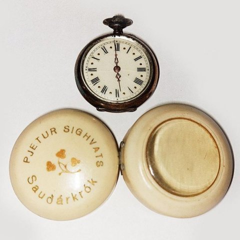 Vasaúr og hulstur merkt: Pétur