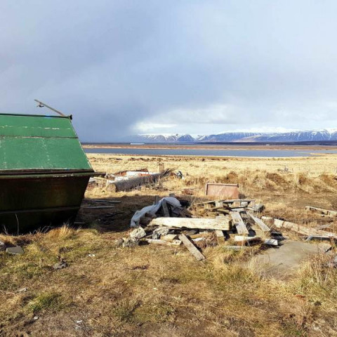 Við Ljósheima. Rusl af öllum sortum í kringum gáminn