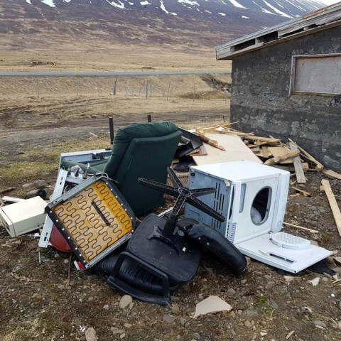 Við Staðarréttina. Hér var gámur fullur og ekki möguleiki á að koma þyngri hlutum í hann. Ruslið var ekki hirt á sama tíma og gámurinn var tæmdur.