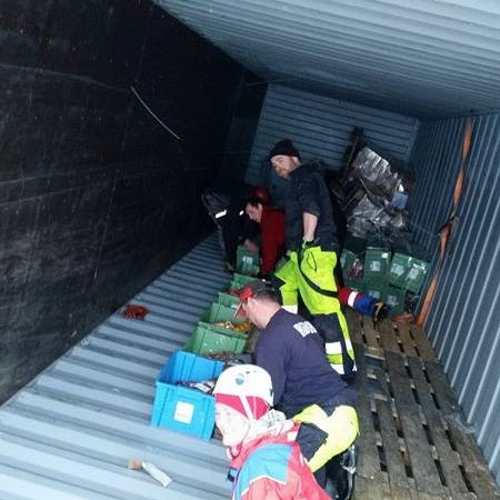 Verðmætabjörgun. Ekki eru vinnuaðstæður hjá björgunarsveitamönnum alltaf góð.