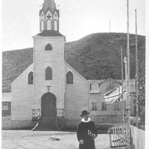 Séra Helgi Konráðsson gengur heim til sín eftir útför sumarið 1957. -Myndin er tekin stuttu áður en kirkjuturninn var rifinn og endurnýjaður. Takið eftir hangandi kúlunum á toppi turnsins.