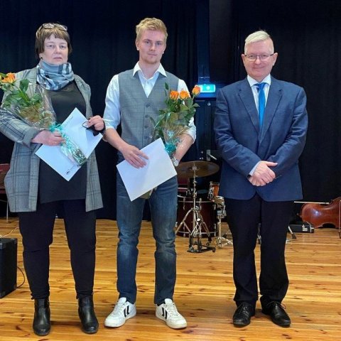 Arnór Freyr Fjólmundsson og Guðbjörg Sigfúsdóttir, móðir Lilju Diljár Ómarsdóttur, taka við viðurkenningu fyrir góðan námsárangur. 