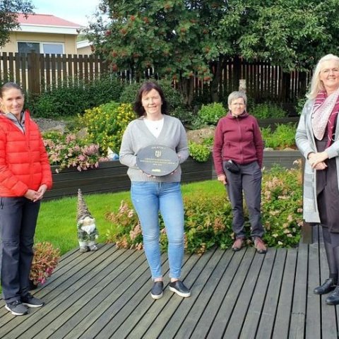 Steinunn Hjálmarsdóttir tók við verðlaunum fyrir Dalatún 1 frá þeim Sigríði Káradóttur og Herdísi Gunnlaugsdóttur úr  Soroptimistaklúbbnum og Ingu Huld Þórðardóttur, formanni 