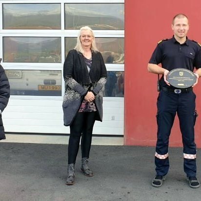 Svavar Atli Birgisson og Guðmundur R. Guðmundsson tóku við verðlaununum fyrir hönd slökkvistöðvarinnar.