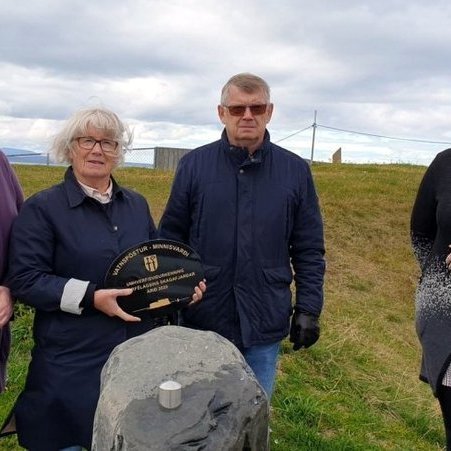 Þórdís, Helga og Ingi Friðbjörns börn taka við umhverfisverðlaunum Skagafjarðar af Sigríði Káradóttur í Soroptimistaklúbbi Skagafjarðar fyrir vatnspóstinn á Hofsósi. Myndir: Soroptimistaklúbbur Skagafjarðar.