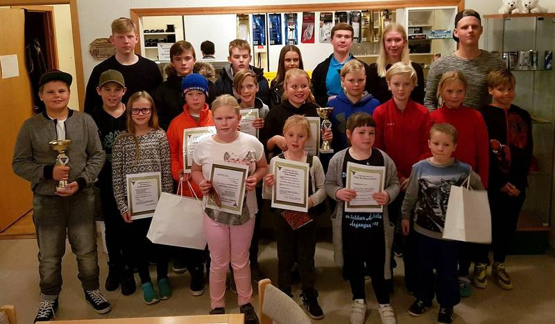 Myndarlegur hópur ungra Golfleikara ásamt þjálfara sínum Atla Frey Rafnssyni (efstur til hægri). Mynd: GSS.