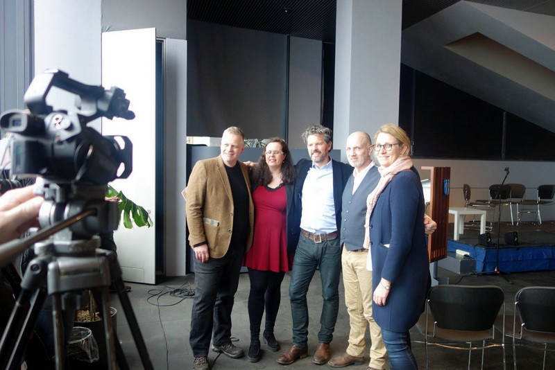 Þorsteinn Guðmundsson og Esther Ágústdóttir, skólastjórar Bataskólans ásamt Degi B. Eggertssyni borgarstjóra, Hrannari Jónssyni, formanni Geðhjálpar, og Önnu Gunnhildi Ólafsdóttur, framkvæmdastjóra Geðhjálpar. Mynd/Fésbókarsíða Geðhjálpar.