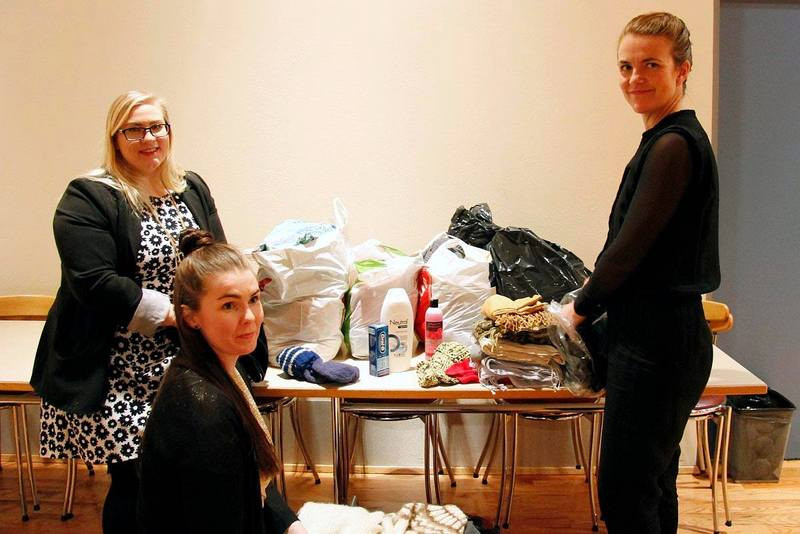 Oddný Ragna Pálmadóttir, Steinunn Gunnsteinsdóttir og Aldís Hilmarsdóttir raða fötum í kassa sem sendir verða í Konukot: Mynd: ÓAB.