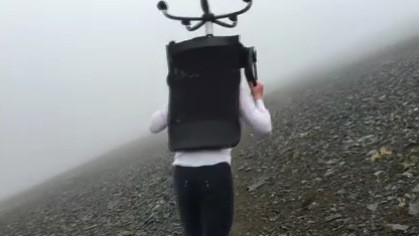 Rúnar Gíslason rölti með skrifborðsstólinn sinn á topp Hafnarfjalls til að sýna að honum væri alvara með framboði sínu. Mynd: Skjáskot af Facebook síðu.