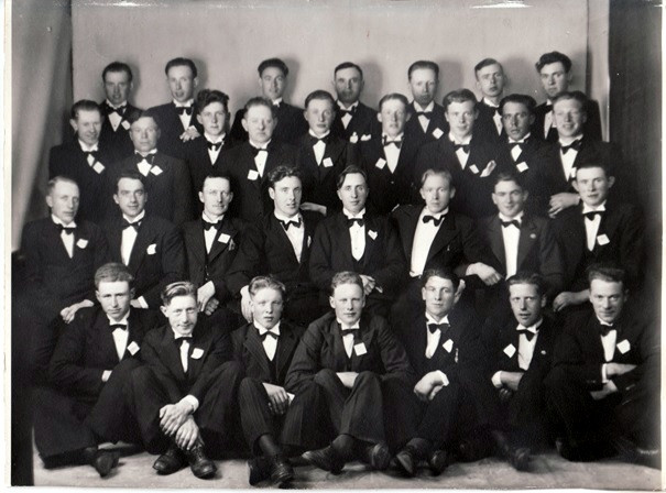 Karlakórinn Heimir 1944.
Fremsla röð (frá v.): Pétur Sigfússon, Friðfinnur Hjartarson, Árni Kristjánsson, Jóhannes Jónsson, Vagn Gíslason, Sigurður Ellertsson, Halldór Benediktsson.
— Önnur röð: Rögnvaldnr Jónsson, Síra Gunnar Gíslason, Björn Gislason, Þorsteinn Sigurðsson, Jón Björnsson söngstjóri, Sveinn Gislason, Konráð Gislason, Jónas Haraldsson. — Þriðja röð: Sigurður Laxdal Grimsson, Gisli Stefánsson, Jósep Sigfússon, Vigfús Sigurjónsson, Steinbjörn Jónsson, Sigurður Jónsson, Gísli Jónsson, Magnús Indriðason, Gísli Gunnarsson.
- - Fjórða röð: Gunnlaugur Jónasson, Sigurpáll Árnason, Magnús H. Gíslason, Sigurður Kristófersson, Ingimar Bogason, Árni Jónsson, Pétur Sigurðsson.