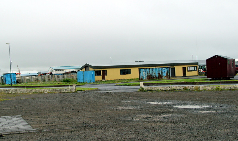 Sækja þarf um stöðuleyfi fyrir m.a. gáma en þeir standa víða við hús í iðnaðarhverfinu á Sauðárkróki. Það skal tekið fram að Feyki er ekki kunnugt um hvort sótt hafi verið um leyfi fyrir þá gáma sem eru á meðfylgjandi mynd og tekin var í morgun út um dyr Nýprents. Mynd: PF
