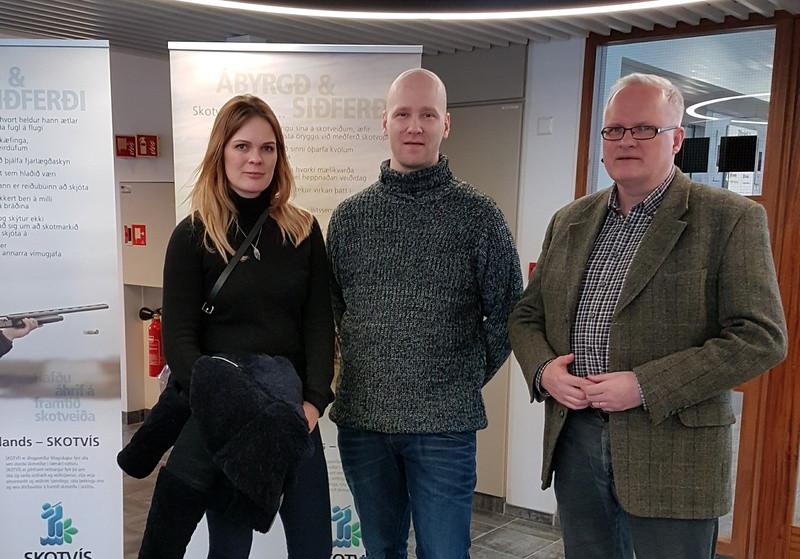 Björt Ólafsdóttir Umhverfisráðherra, Indriði R. Grétarsson nýkjörinn formaður Skotvís og Jón Geir Pétursson skrifstofustjóri Landgæða. Mynd: Skotvís.